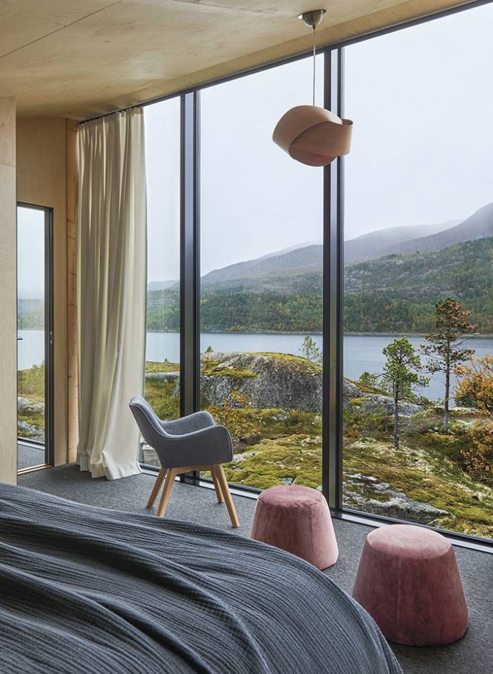 Современный дом с видом на фьорд в Норвегии
