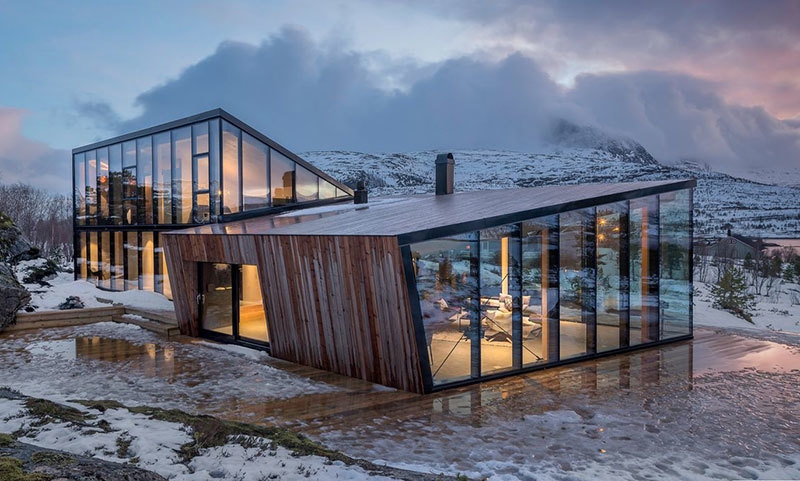 Современный дом с видом на фьорд в Норвегии