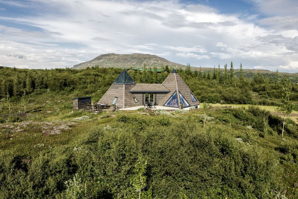 Необычный дом в виде пирамиды из Исландии
