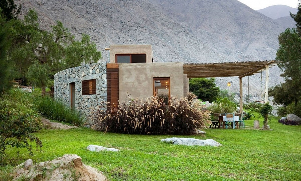 Маленький каменный дом в горах из Перу