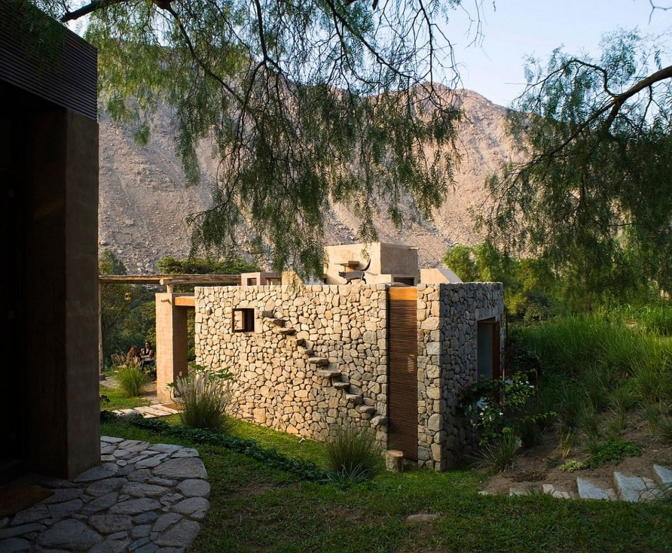 Маленький каменный дом в горах из Перу