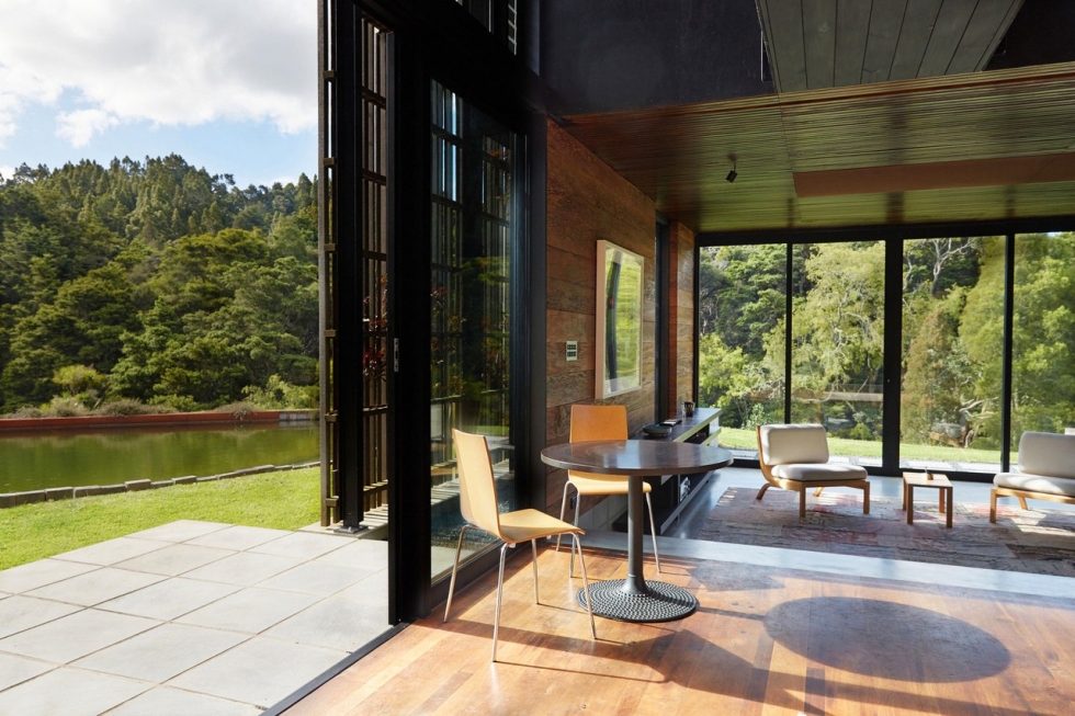 Традиционные элементы архитектуры в современной доме в Новой Зеландии