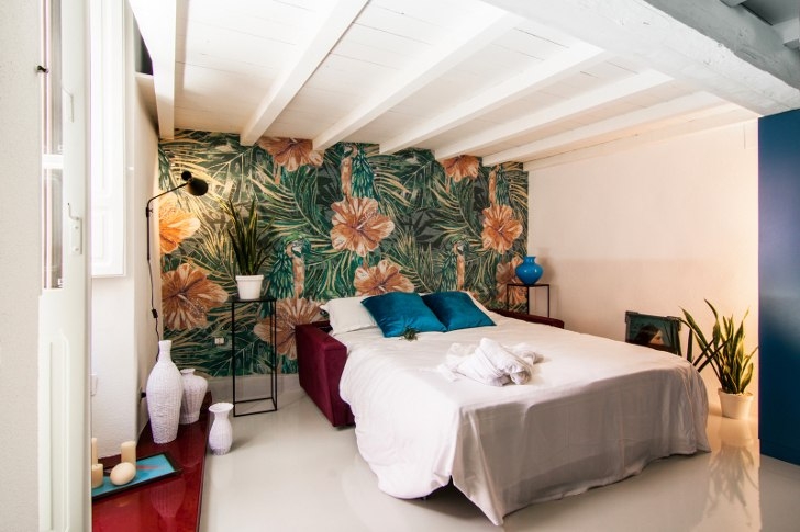 Квартира с красной ванной комнатой на Сардинии