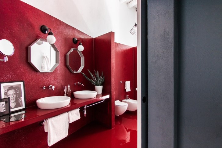 Квартира с красной ванной комнатой на Сардинии