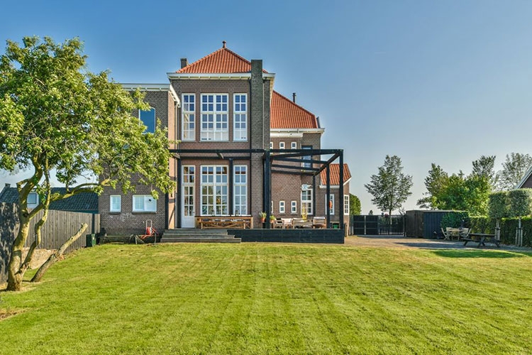 Дом в здании бывшей школы на реке Амстел в Нидерландах