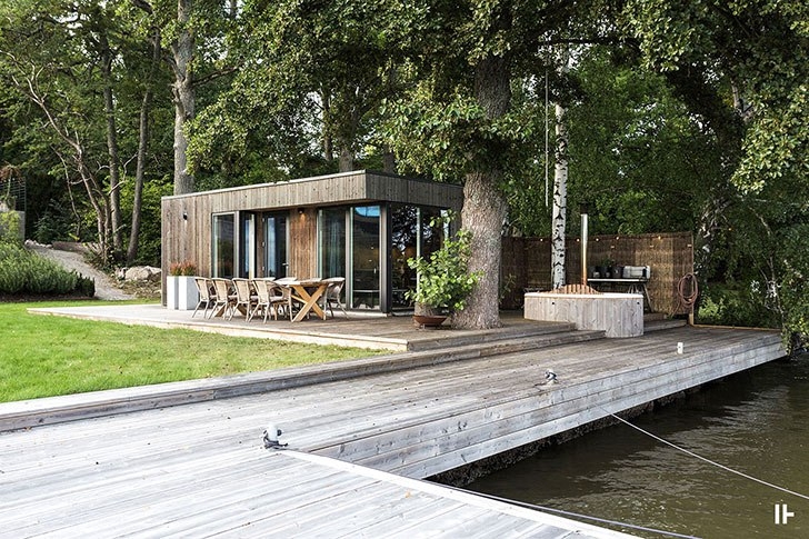 Современный дом из бетона с бассейном и выходом к озеру