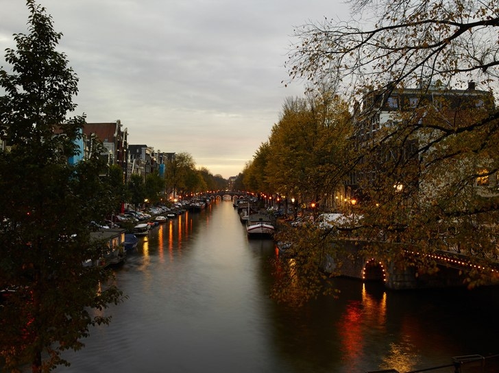 Дом с видом на канал в Амстердаме