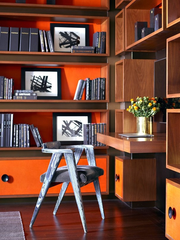 Строгий интерьер квартиры с оранжевыми акцентами в Нью-Йорке