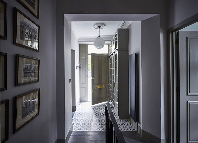 Приглушенные тона в дизайне элегантной двухуровневой квартиры в Лондоне