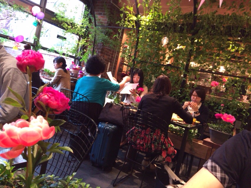К вопросу о чаепитии. Интерьер чайного дома в помещении токийского магазина цветов Aoyama