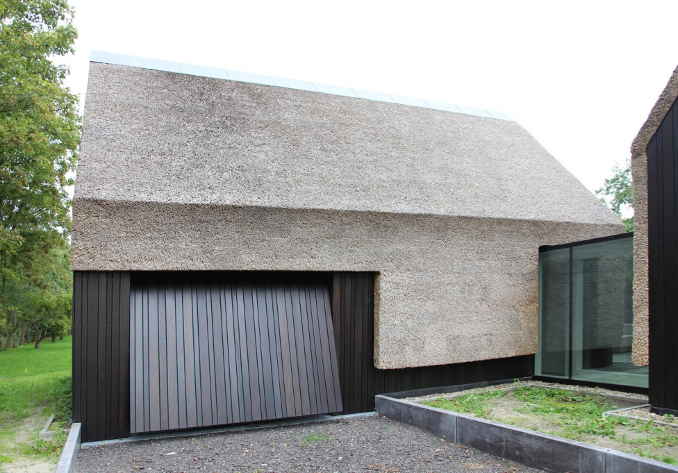 Дом Outside-in’ в городе Гус, Нидерланды с крышей и стенами из тростника