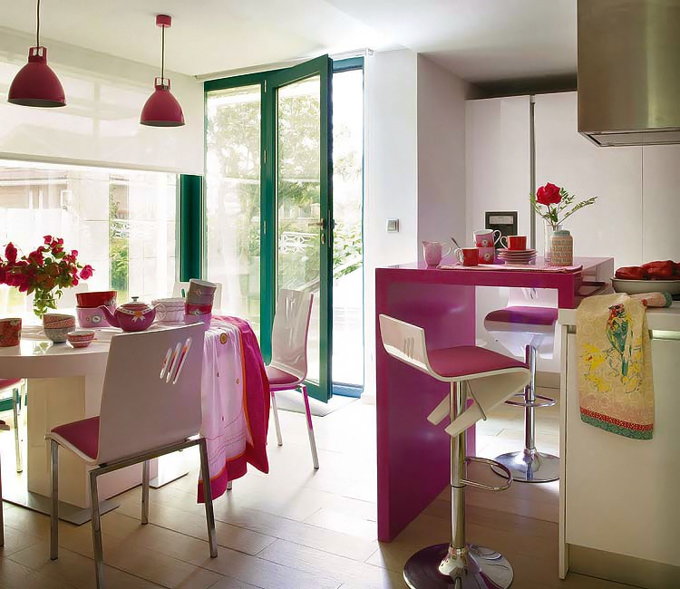 Дом в Испании с зелеными окнами и цветной мебелью
