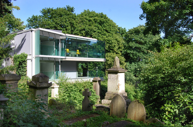 Стеклянный дом на лондонском кладбище Хайгейт от Eldridge London