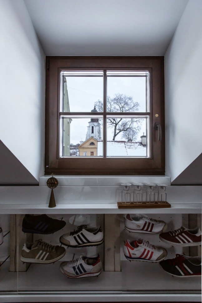 Мансарда-лофт 64 м2  коллекционера кроссовок с видом на старый Вильнюс от YCL Studio