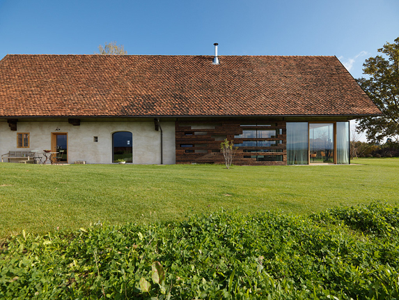 Бывший сарай в Австрии, преобразованный Gangoly & Kristiner Architekten в ультрасовременный дом