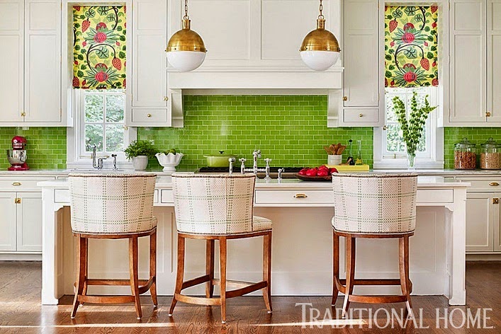 Смелое сочетание розового и зеленого цвета в интерьере дома в Атланте от  Katie Rosenfeld