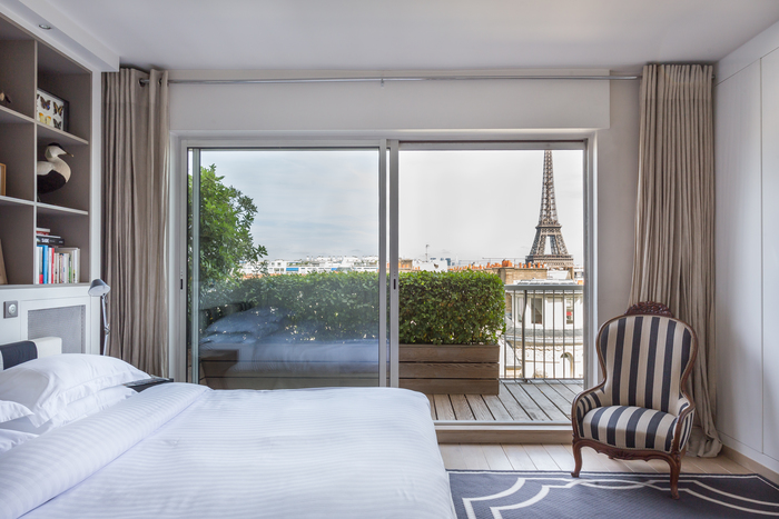Парижская квартира в экостиле с завидной верандой и видом на Эйфелевую башню
