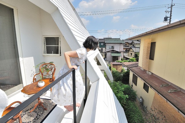 Своеобразный дом с белоснежным фасадом в Окадзаки, Япония