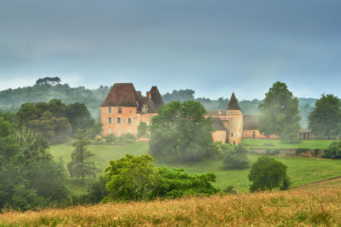 700-летнее Château de la Bourlie художника Сирила де Комарка в департаменте Дордонь, Франция