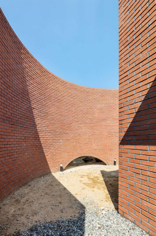 Заборная стена как часть здания в дизайне дома в Южной Корее