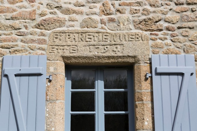 Каменный дом 1794 года постройки во французской деревне в Бретани
