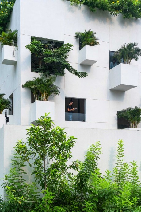 Частный дом Sky House посреди многоэтажек в Хошимине, Вьетнам