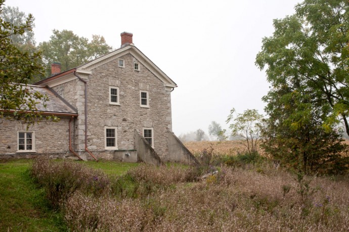 Восстановленный старинный каменный дом дизайнеров Джона и Джули Бейкер в Канаде