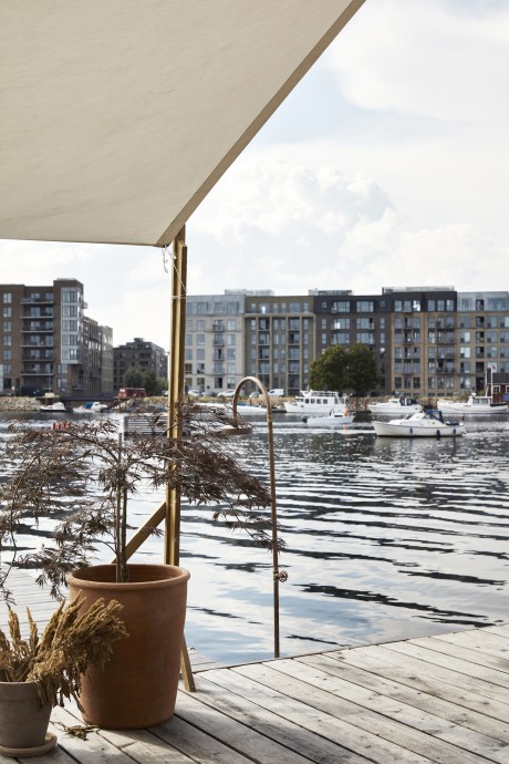 Дом на воде в Копенгагене, принадлежащий дизайнерам Антону Баку и Кристине Лайн (60 м2)
