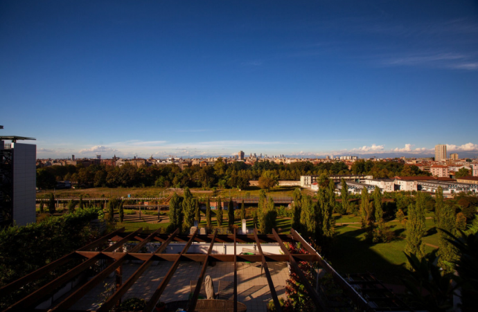 Пентхаус в Милане, оборудованный террасами и прекрасным бассейном