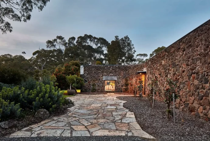 Современный каменный дом недалеко от Мельбурна