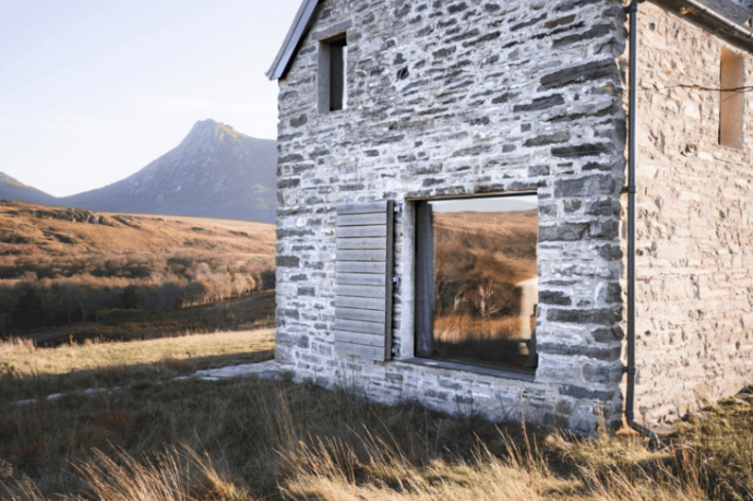 Столетний каменный дом в сельской местности Шотландии