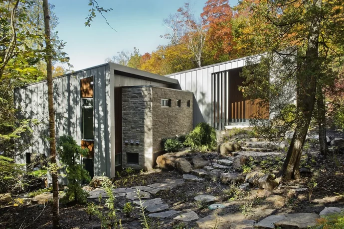 Многоуровневый дом, расположенный у озера Гейт в Квебеке, Канада