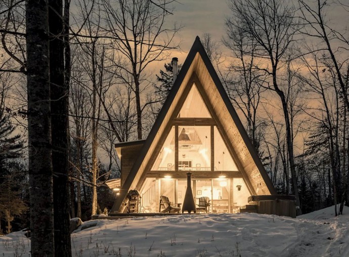 Дом А-образной формы в лесах Квебека, Канада