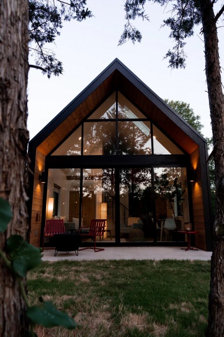 Современный дом в окружении деревьев в Техасе