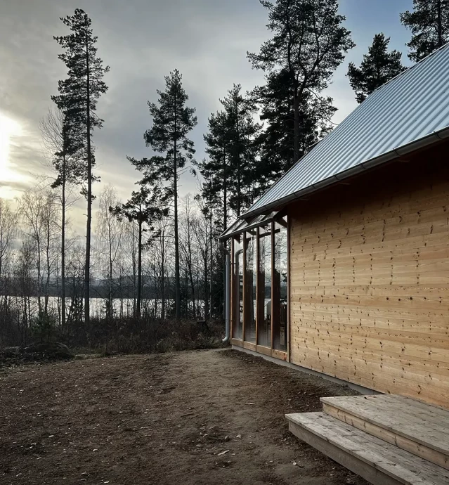 Современный дом в шведском лесу, состоящий из четырёх соединенных друг с другом зданий