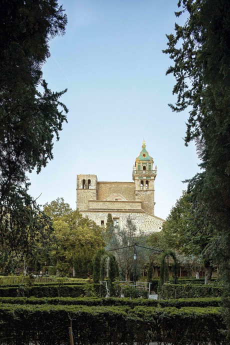 Башня старинного монастыря в испанском городке Вальдемоса, ставшая домом скульптора Клары Карвахаль
