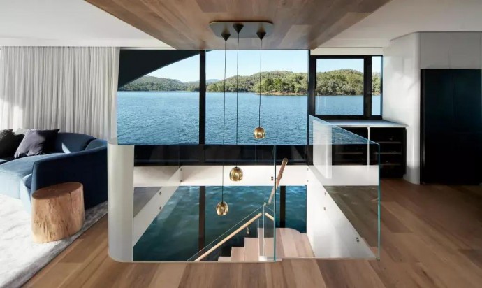 Плавучий дом, пришвартованный в водах австралийского озера Эйлдон