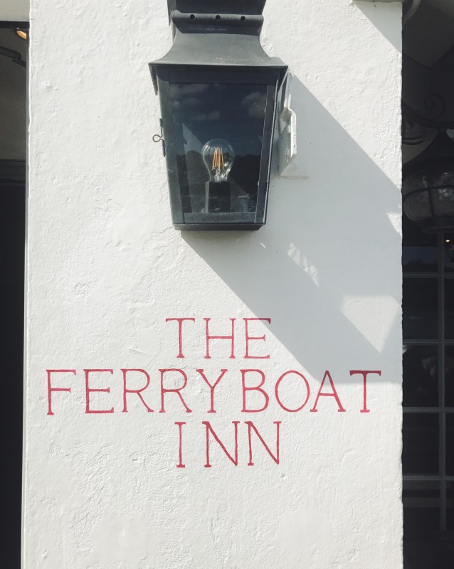 Приморский паб The Ferry Boat Inn в Корнуолле, Англия