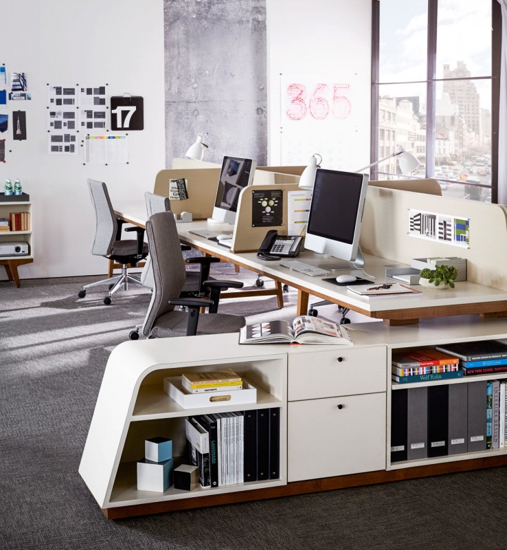 Инсталляции в магазине офисной мебели West Elm