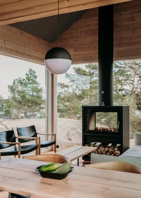 Деревянный дом на уединённом острове в Финляндии