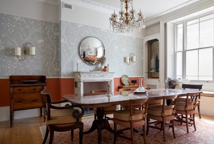 Обновленные комнаты большого старинного семейного дома в аристократическом районе Мэрилебон, Лондон