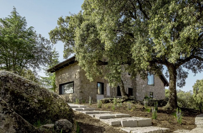 Обновлённый старинный каменный дом в Испании