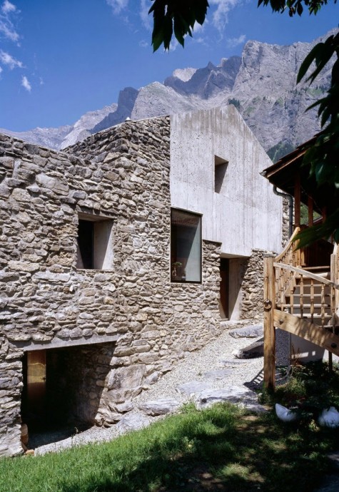 Отреставрированный дом, построенный в 1814 году в Чамосоне, Швейцария