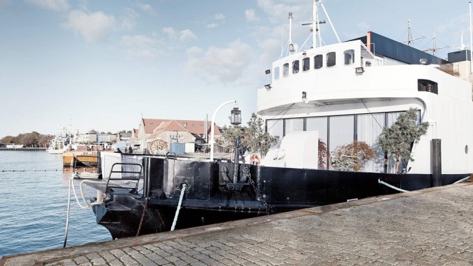 Старый паром в порту Копенгагена, превращенный в дизайнерский лофт