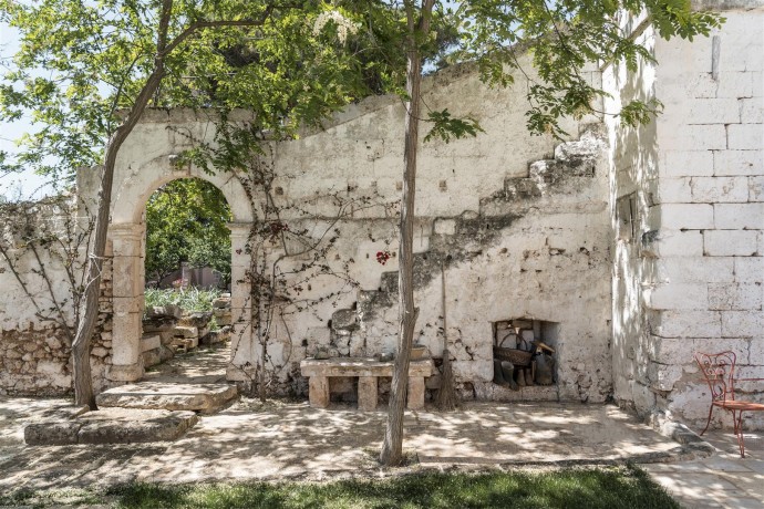 Восстановленное старинное поместье в Апулии, Италия
