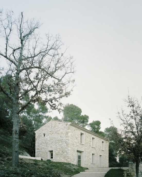 Ветхий фермерский дом на юге Франции, отремонтированный архитектором Тимоти Мерсье для его родителей