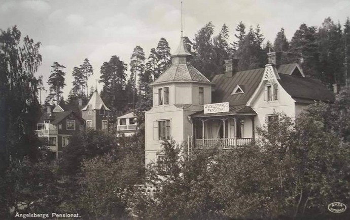 Вилла 1907 года постройки на берегу озера Оманнинген в деревне Энгельсберг, Швеция Вилла 1907 года постройки на берегу озера Оманнинген в деревне Энгельсберг, Швеция
