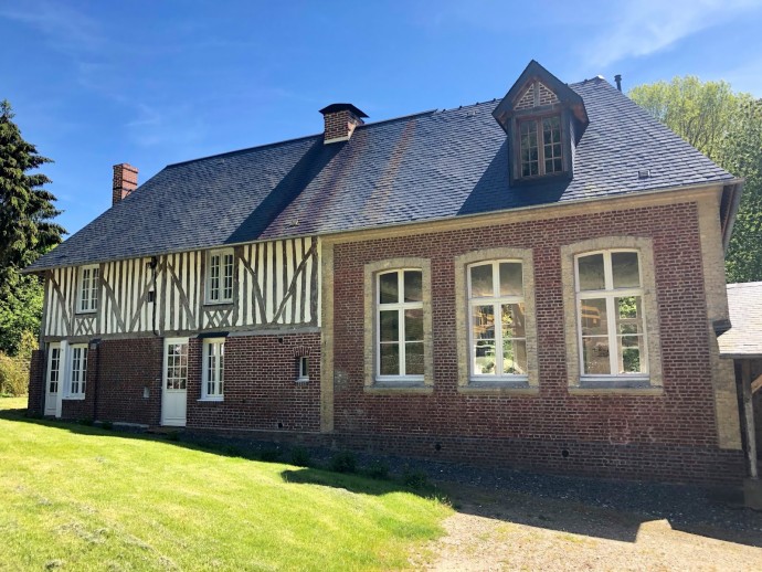 Старинная школа в Кальвадосе (Нормандия), превращенная в жилой дом