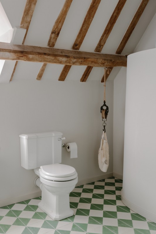 Интерьер двух небольших коттеджей на территории поместья в Котсуолде, Англия