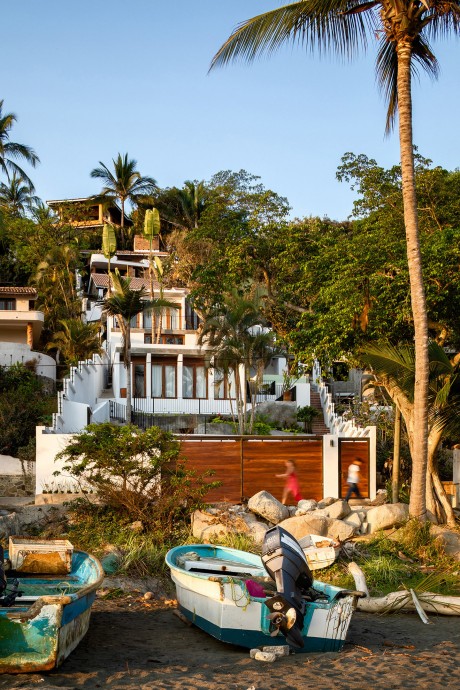 Серферский домик на склоне холма в мексиканской деревушке на берегу Тихого океана